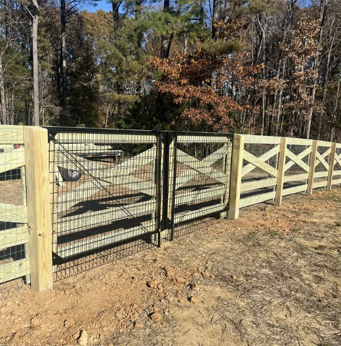 Custom farm gate built by Reusch Fencing